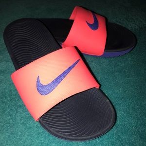 Sandals Nike .. size 6-7